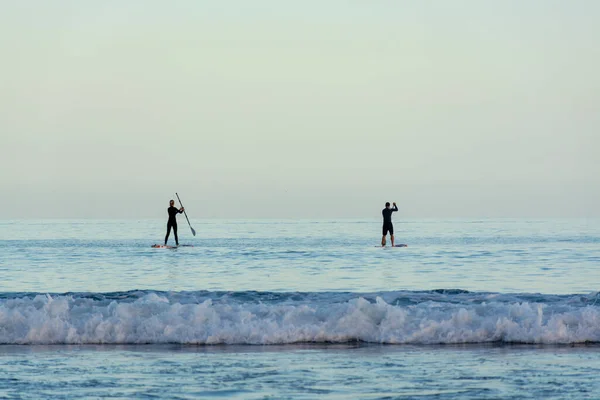 Menschensilhouetten Auf Paddel Surfbrettern Antlantischen Ozean Auf Der Insel Teneriffa — Stockfoto