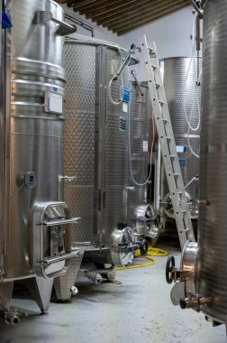 Provence 'de Güney Fransa' da yüksek kaliteli kırmızı, gül ve beyaz şarap üretimi için modern ekipman.