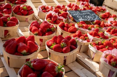 Güneşli bir günde Provencal çiftçi pazarında, Cassis, Fransa 'da tahta kutularda tatlı olgun Fransız kırmızı çilekleri. Türkçe çeviri Fransa 'dan birinci sınıf çilek.