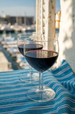 Açık terasta kırmızı şarap içmek yaşlı balıkçının limanını görmek Cassis, Provence, Fransa 'da renkli teknelerle