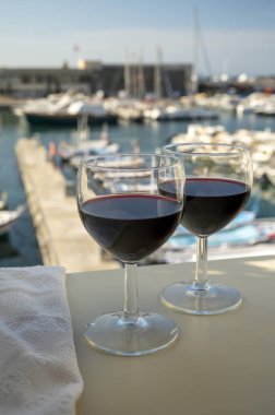 Açık terasta kırmızı şarap içmek yaşlı balıkçının limanını görmek Cassis, Provence, Fransa 'da renkli teknelerle
