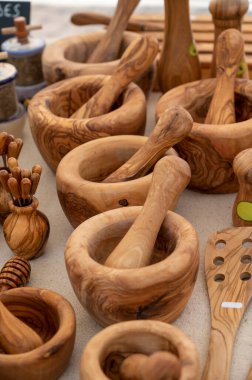 Çalışma masası, zeytin ağacı ahşap mutfak aletleri Provence, Fransa 'daki çiftçi pazarında