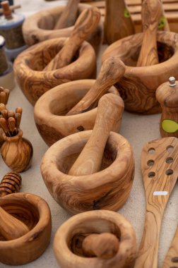 Çalışma masası, zeytin ağacı ahşap mutfak aletleri Provence, Fransa 'daki çiftçi pazarında