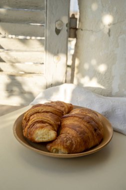 Provence 'de yaz sabahı, taze kruvasanlarla geleneksel kahvaltı ve Cassis, Provence, Fransa' daki balıkçı teknelerinin manzarası.