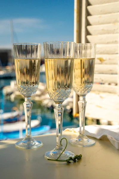 在法国普罗旺斯卡西斯的老港口 三杯法国香槟酒在五彩缤纷的渔船上闪耀 在普罗旺斯参加夏季派对 — 图库照片