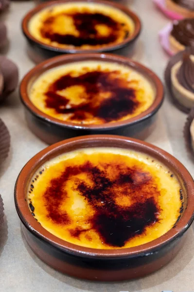 Sabahları Fransız pastanesi, taze kremalı tatlı sergileniyor.