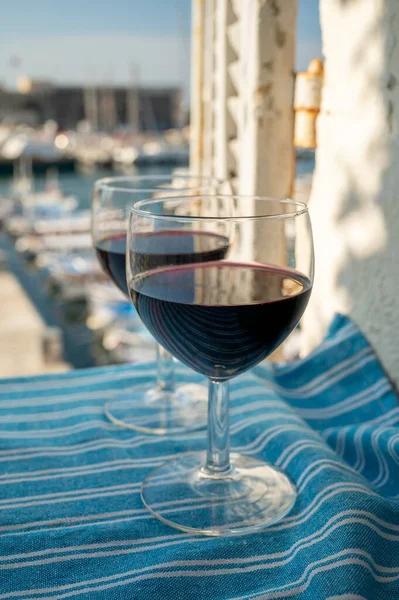 Açık terasta kırmızı şarap içmek yaşlı balıkçının limanını görmek Cassis, Provence, Fransa 'da renkli teknelerle