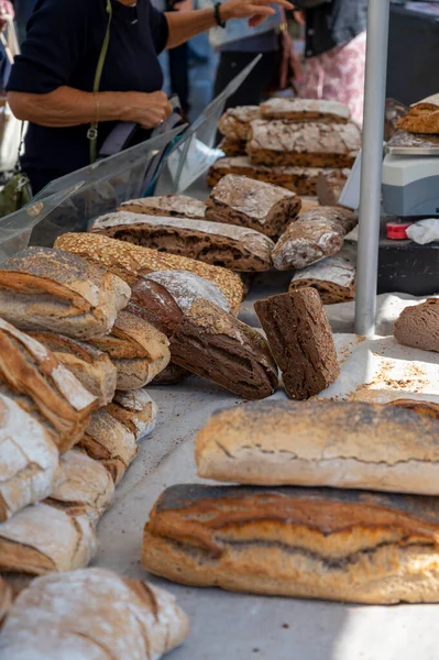Doğal mayayla yapılan ekşi hamurlu biyolojik ekmek ve Provence, Fransa 'da pazarda satılmak üzere odun sobasında pişirildi.