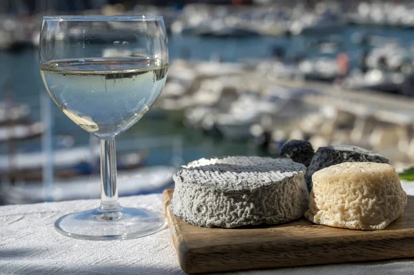 Fransız keçi peyniri crottin ve selles-sur-cher Cassis, Provence, Fransa 'nın limanındaki teknelerde sunuldu. Peynir, bir bardak kuru beyaz şarapla tattı.