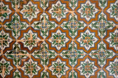 İspanya, Endülüs 'teki Alhambra Sarayı Granada' daki Nasrid Sarayı 'ndaki duvarların süslü ortaçağ seramik fayansları. Arapça süsleme arkaplan duvar kağıdı.