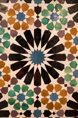 İspanya, Endülüs 'teki Alhambra Sarayı Granada' daki Nasrid Sarayı 'ndaki duvarların süslü ortaçağ seramik fayansları. Arapça süsleme arkaplan duvar kağıdı.