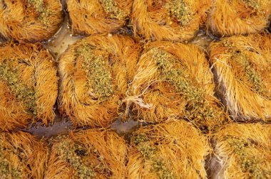 Türk ya da Arap tatlı tatlısı, fileto pastasından yapılmış, şam fıstığı ile doldurulmuş ve şurup veya bal ile tatlandırılmış, burma kadayif.