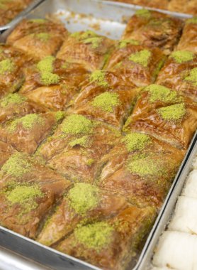 Türkçe ya da Arapça tatlı, fileto pastasından yapılmış, doğranmış fındık ve bal ile tatlandırılmış, yakın plan