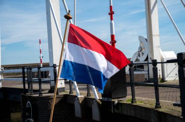 Kuzey Hollanda 'da teknede kırmızı beyaz Hollanda bayrağı