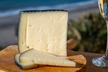 İspanyol sert manchegosu, inek, koyun ve keçi peyniri sabah güneş ışığı altında servis edilir.