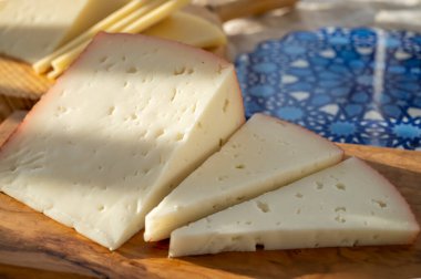 İspanyol sert manchegosu, inek, koyun ve keçi peyniri sabah güneş ışığı altında servis edilir.