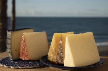 İspanyol sert peynirleri, curado, manchego, keçi peyniri Endülüs stili mavi panoda membrillo reçeli servis edilir.