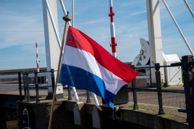 Kuzey Hollanda 'da teknede kırmızı beyaz Hollanda bayrağı