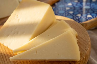 İspanyol sert manchegosu, inek, koyun ve keçi peyniri sabah güneş ışığı altında servis edilir.