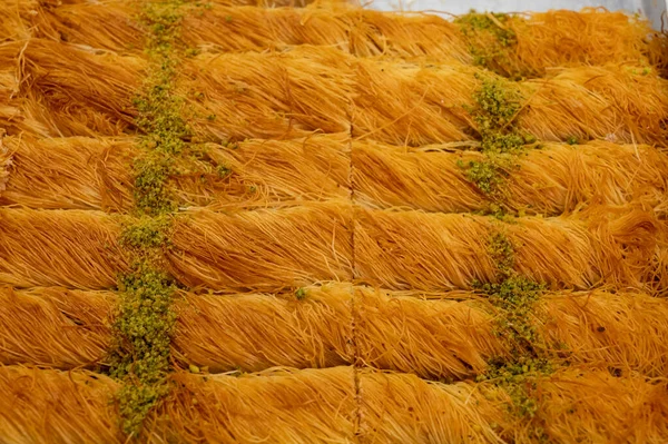 Türk ya da Arap tatlı tatlısı, fileto pastasından yapılmış, şam fıstığı ile doldurulmuş ve şurup veya bal ile tatlandırılmış, burma kadayif.