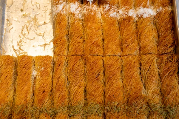 Türkçe ya da Arapça tatlı, fileto pastasından yapılmış, doğranmış fındık ve bal ile tatlandırılmış, yakın plan.