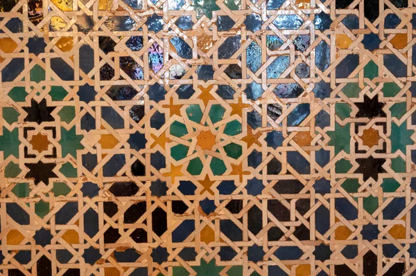 位于西班牙安达卢西亚Alhambra宫格拉纳达的Nasrid宫殿的装饰中世纪瓷砖 阿拉伯文装饰背景墙纸 — 图库照片