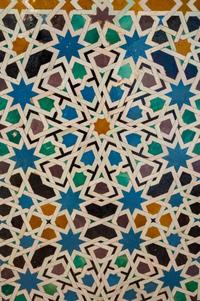 位于西班牙安达卢西亚Alhambra宫格拉纳达的Nasrid宫殿的装饰中世纪瓷砖 阿拉伯文装饰背景墙纸 — 图库照片