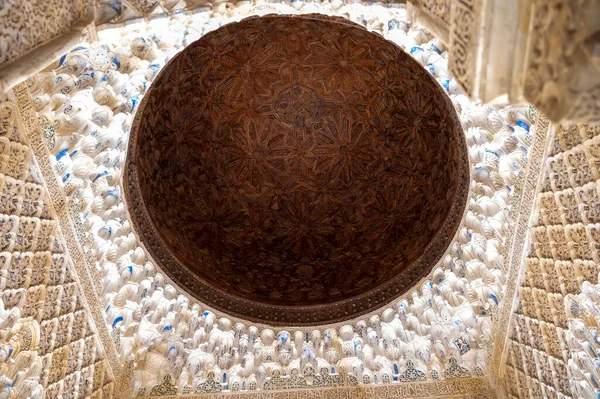 西班牙安达卢西亚格拉纳达Alhambra宫Nasrid宫殿的装饰天花板和墙壁 建筑细节 — 图库照片