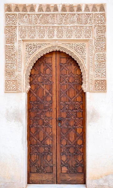 Granada, Endülüs, İspanya 'daki eski ahşap kapılardaki ortaçağ geometrik süslemeleri.