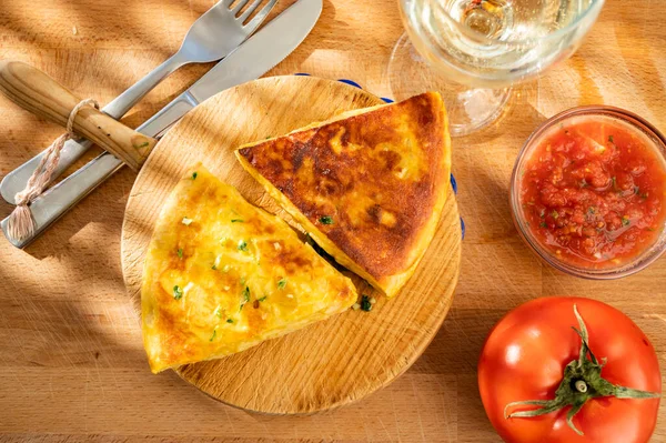 İspanyol vejetaryen yemeği, ev yapımı patates omleti soğanlı patates omleti ve sabah güneşinde dışarıda servis edilen soğan.