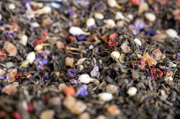 Siyah yapraklı kuru çay, aromatik çiçekler, Granada, Endülüs, İspanya 'daki çay dükkanında baharatlar.