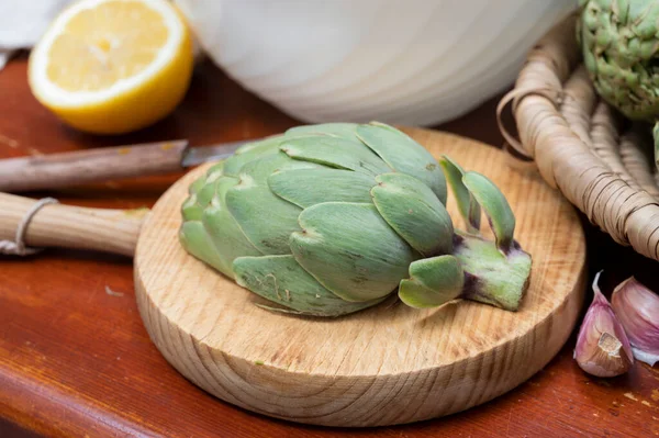 Μαγείρεμα Πράσινων Κεφαλών Από Αγκινάρες Πώς Ξεφλουδίζετε Ακατέργαστη Αγκινάρα — Φωτογραφία Αρχείου