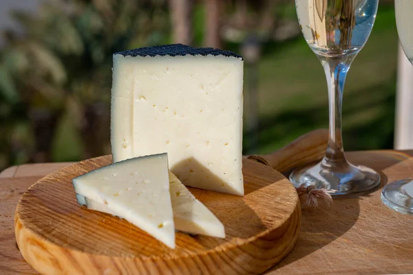 Spanish Hard Manchego Cow Sheep Goat Cheese Served Outdoor Morning — стоковое фото
