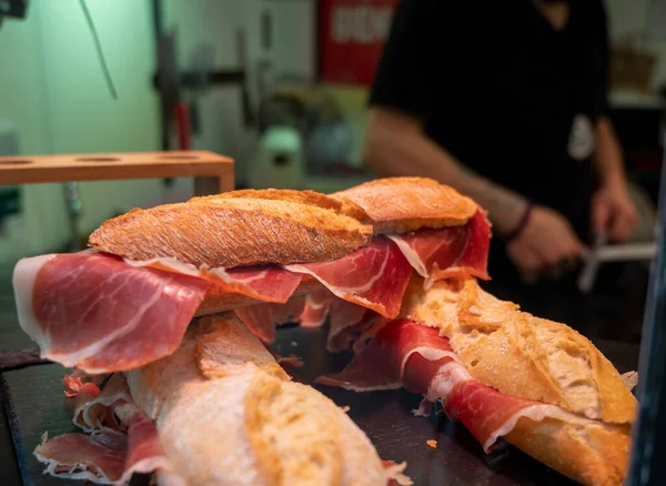 Comida Callejera Española Bajo Costo Bocadillo Sándwich Pan Jamón Seco —  Fotos de Stock