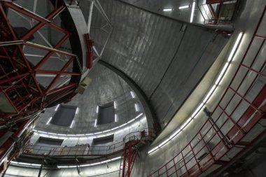 La Palma adasındaki Gran Telescopio Canarias teleskopunun uluslararası uzay gözlemevi ve manzarası en yüksek sıradağlık Roque de los muchachos, Kanarya Adaları, İspanya