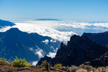 La Palma adasında en yüksek dağ sırasından panoramik manzara Roque de los muchachos, bulutların üzerinde güneşli bir gün, Kanarya adaları, İspanya