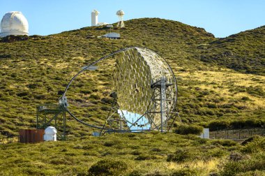 Uluslararası uzay gözlemevi ve sihirli aynalar teleskopu La Palma adasındaki en yüksek dağ sırasındaki Roque de los muchachos, güneşli bir gün, Kanarya adaları, İspanya