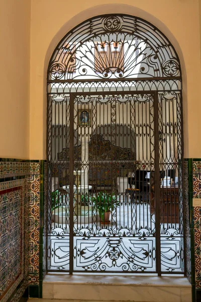 安达卢西亚风格 有绿色植物和拱门的庭院 西班牙塞维利亚老城 — 图库照片