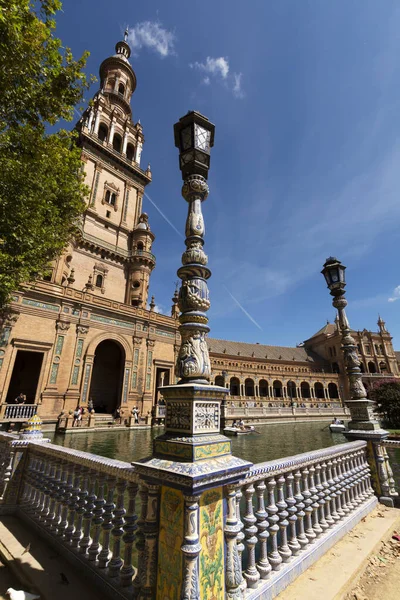 Eski tarihi Endülüs kasabası Seville, İspanya. İşlerin mimari detaylarını incele. Endülüs 'te yaz.