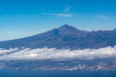 Atlantik Okyanusu 'ndaki Tenerife Adası' ndaki hava panoramik manzarası Teide Dağı, volkanik manzara, Kanarya Adaları, İspanya