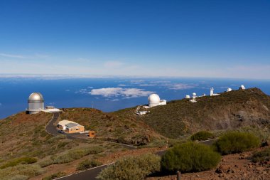 La Palma adasındaki uluslararası uzay gözlemevi ve teleskopların en yüksek dağ sırasındaki Roque de los muchachos, güneşli bir gün, Kanarya adaları, İspanya