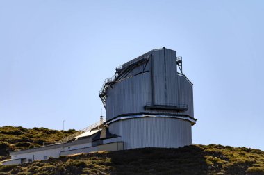 La Palma adasındaki uluslararası uzay gözlemevi ve teleskopların en yüksek dağ sırasındaki Roque de los muchachos, güneşli bir gün, Kanarya adaları, İspanya