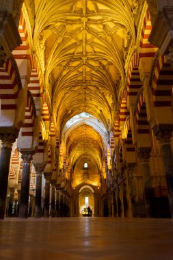 Ortaçağ bozkır mimarisi, Cordoba, Endülüs, İspanya 'daki eski camide sütunları olan renkli geçitler.