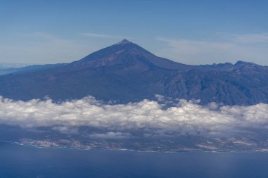 Tenerife adası etrafında uçan pervaneli uçak. Teide Dağı 'nın zirvesi, volkanik manzara, Kanarya adaları, İspanya.