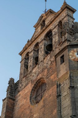 El Puerto de Santa Mara 'nın eski kesiminde Walki, Şeri şarabı üreten şehir, Endülüs, İspanya yazın sokakları, içki dükkanlarıyla