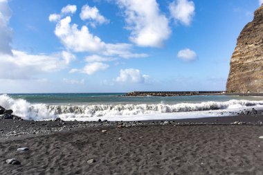 Fırtınalı kış günlerinde dalgalar Tazocorte limanında, La Palma adasında, Kanarya adalarında, İspanya
