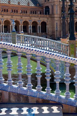 Eski tarihi Endülüs kasabası Seville, İspanya. İşlerin mimari detaylarını incele. Endülüs 'te yaz.