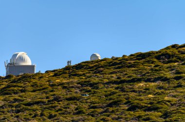 La Palma adasındaki uluslararası uzay gözlemevi ve teleskopların en yüksek dağ sırasındaki Roque de los muchachos, güneşli bir gün, Kanarya adaları, İspanya