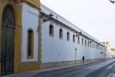 El Puerto de Santa Mara 'nın eski kesiminde Walki, Şeri şarabı üreten şehir, Endülüs, İspanya yazın sokakları, içki dükkanlarıyla