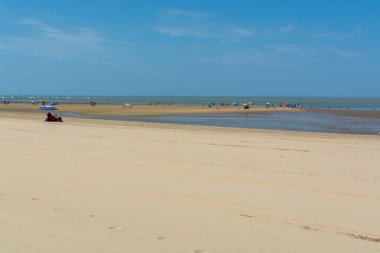 Sanlucar de Barrameda yakınlarındaki altın kumlu plajlar, küçük Endülüs kasabası, İspanya yazın